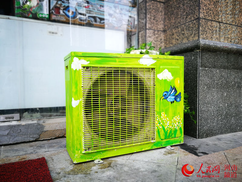 Pupils and parents decorate manhole covers in Zhengzhou