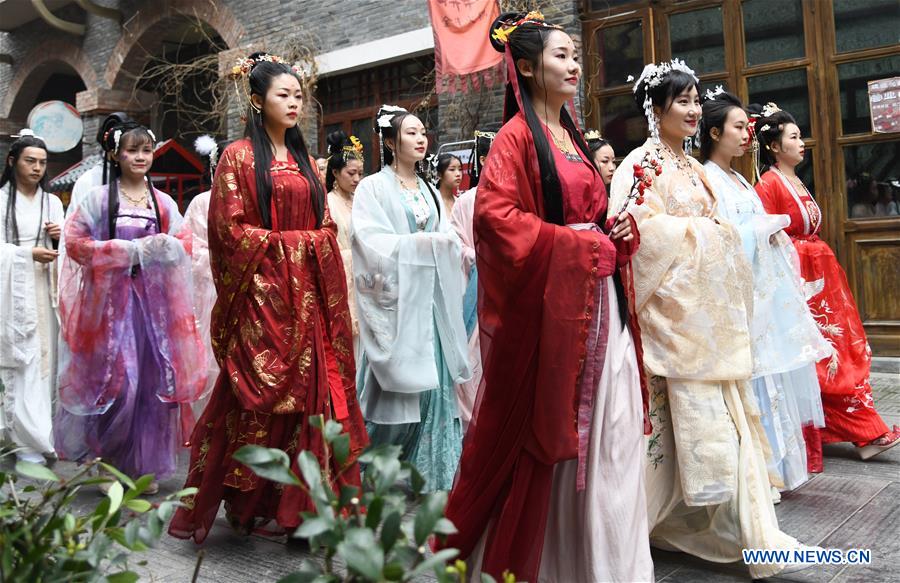 CHINA-WUHAN-TRADITIONAL COSTUME (CN)