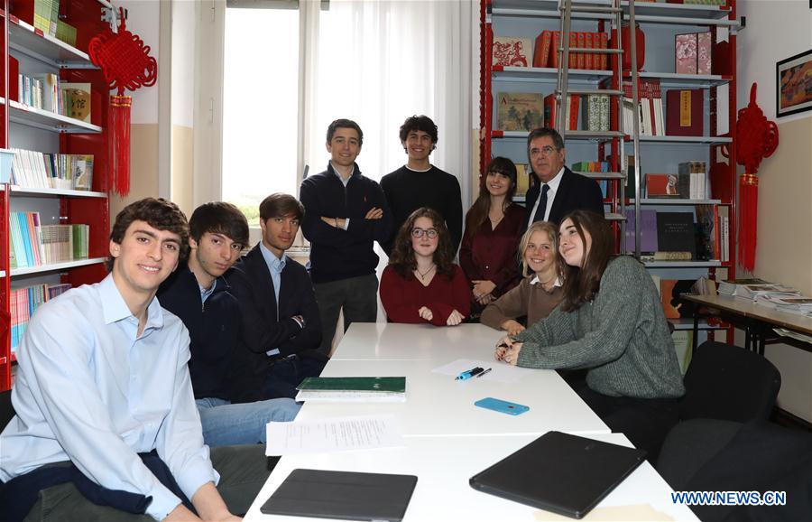 Paolo M. Reale (1st R, back), president of Rome Convitto Nazionale Vittorio Emanuele II, an Italian boarding school, and students who wrote to Chinese President Xi Jinping pose for a photo in Rome, Italy, March 18, 2019. Receiving Chinese President Xi Jinping’s reply to their letter, students at the Italian boarding school were surprised, excited and encouraged. (Xinhua/Cheng Tingting)