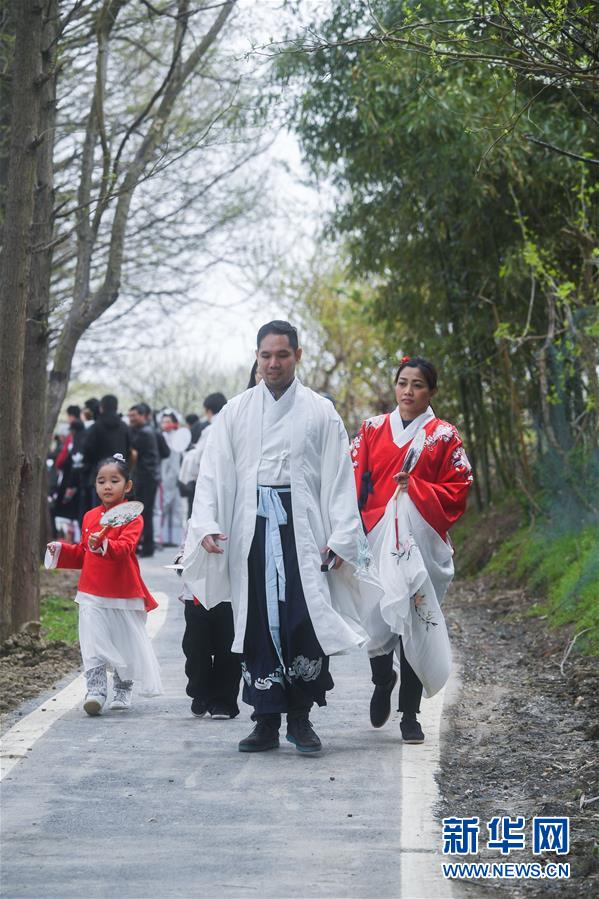 Foreigners wearing Hanfu enjoy spring scenery in E China