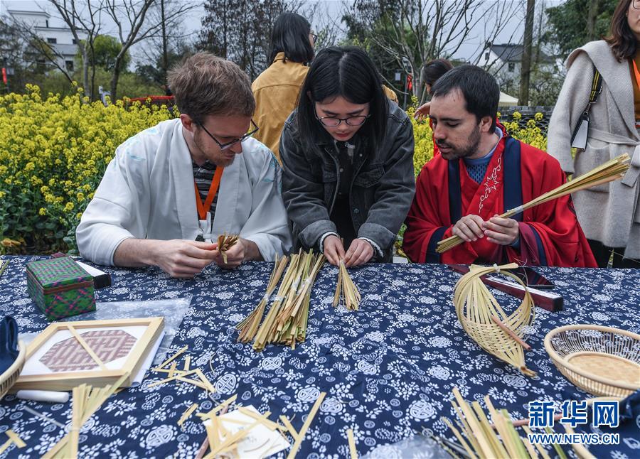 Foreigners wearing Hanfu enjoy spring scenery in E China