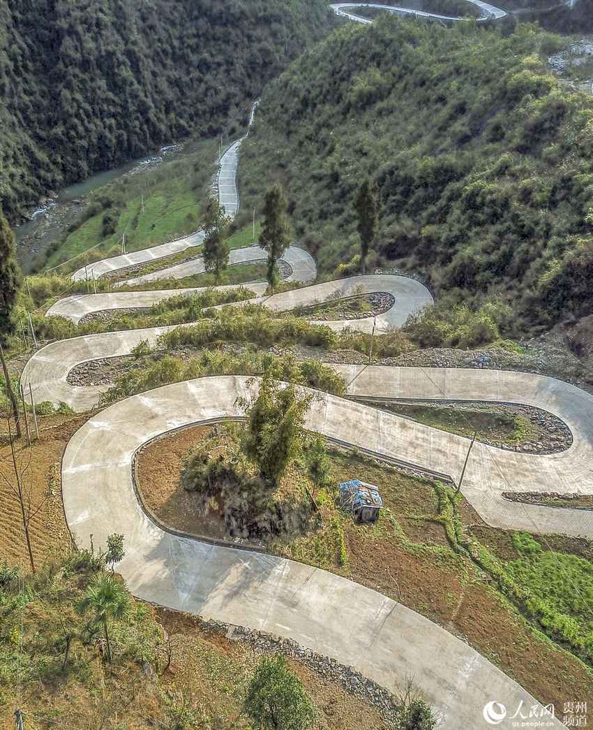 Hardened roads benefit villagers in Guizhou’s mountainous area