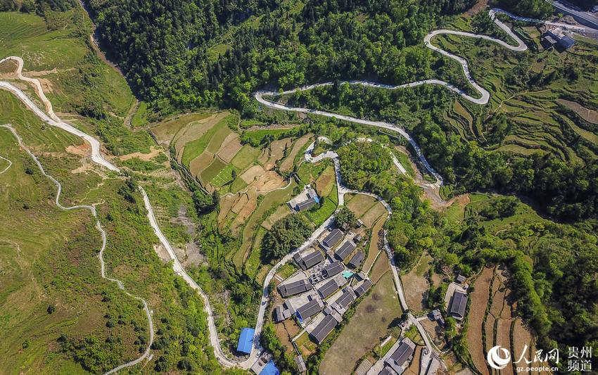 Hardened roads benefit villagers in Guizhou’s mountainous area