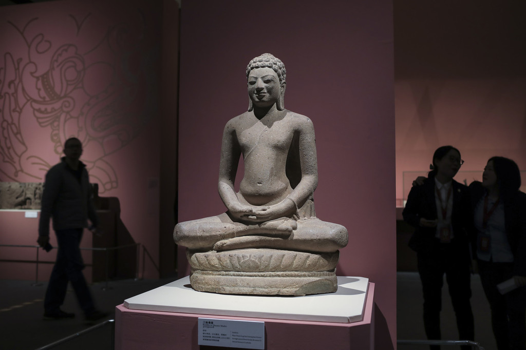 China stages exhibition to display civilizations along Silk Road