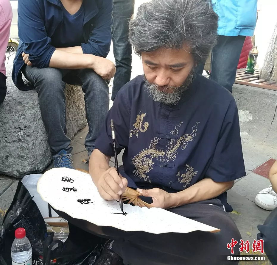 Man dedicated to fan painting in NW China