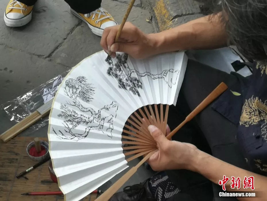 Man dedicated to fan painting in NW China