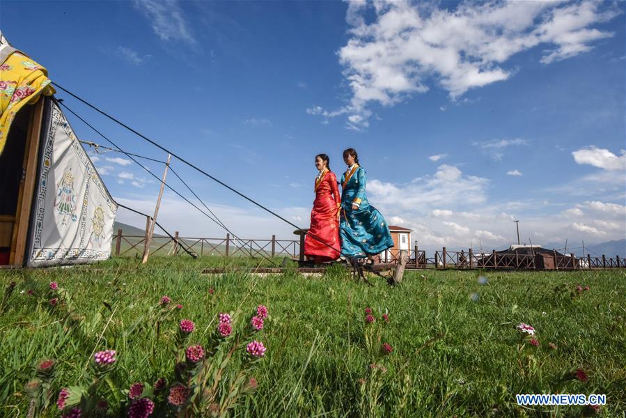 Plateau climate attracts tourists to visit ranches during summer time in Qinghai 