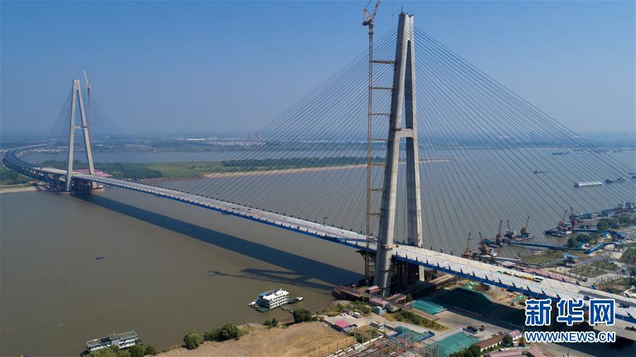 Landmark bridge on Yangtze River counts down to completion