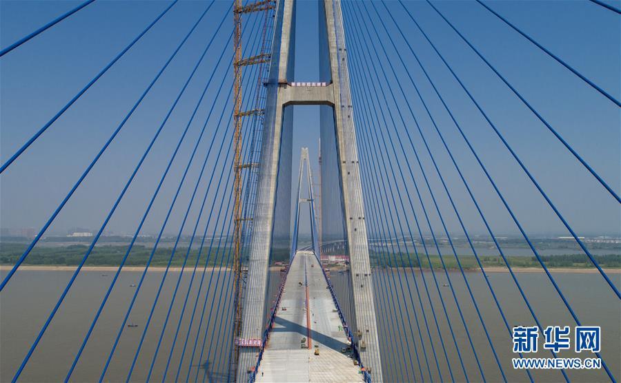 Landmark bridge on Yangtze River counts down to completion