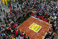 Huge spicy gluten cake appears in Changsha