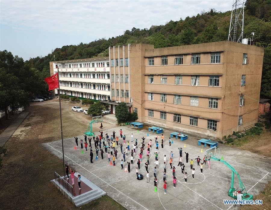 Students make handicrafts by using natural materials in China's Hunan