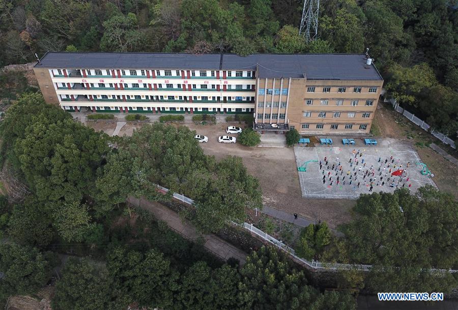 Students make handicrafts by using natural materials in China's Hunan