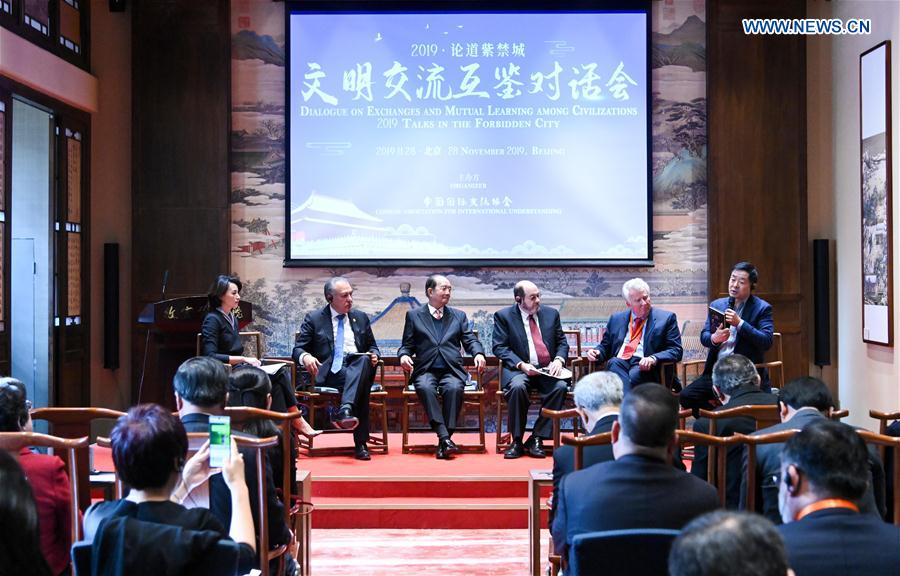 Guests discuss during Dialogue on Exchanges and Mutual Learning among Civilizations in Beijing