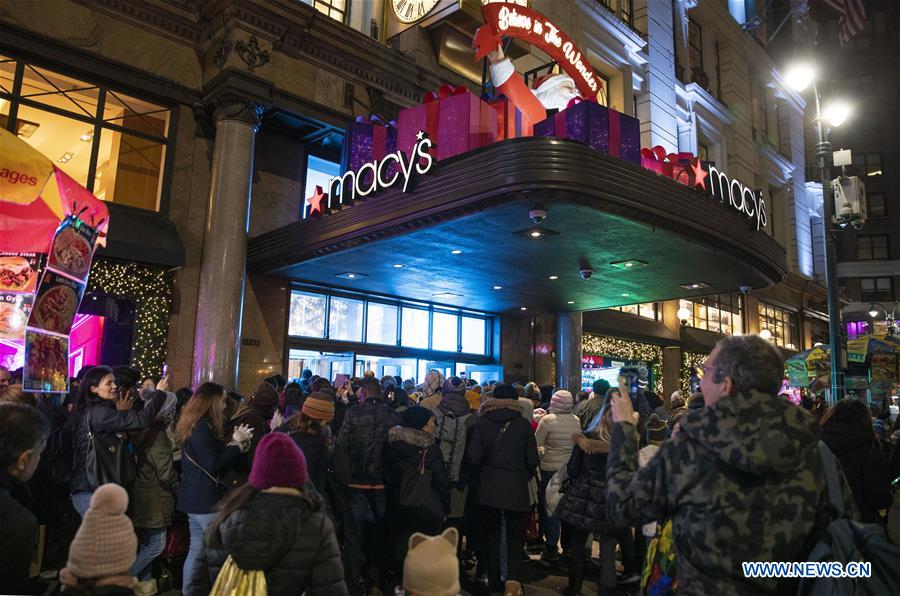 People do shopping for Black Friday sales in New York