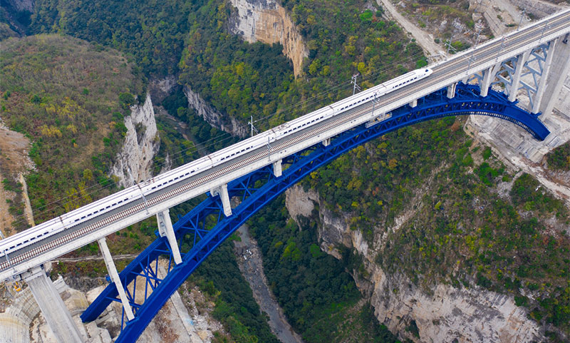 Bullet train conducts test run on Chengdu-Guiyang railway