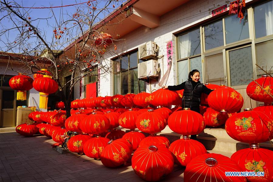 People make red lanterns to meet market demand in China's Hebei