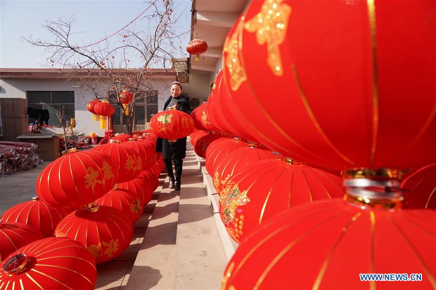 People make red lanterns to meet market demand in China's Hebei