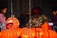 People make red lanterns to meet market demand