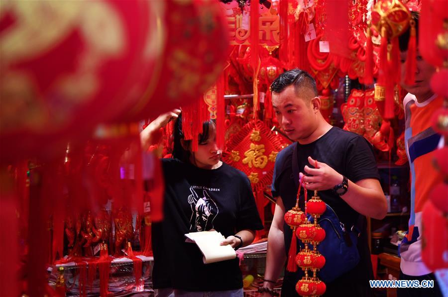 People start Spring Festival shopping in Haikou