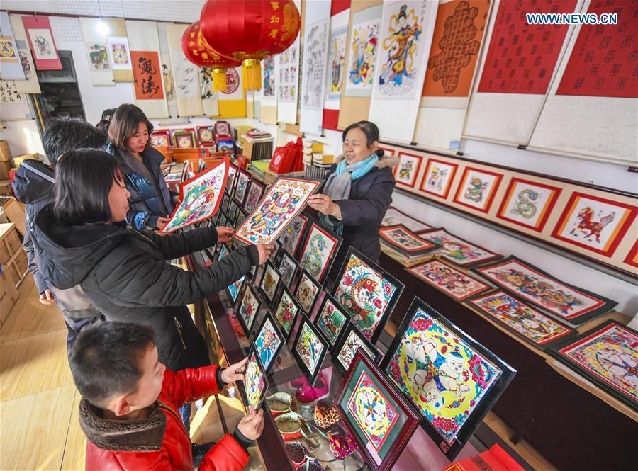 Sale of woodblock new year paintings enters peak season as Spring Festival nears