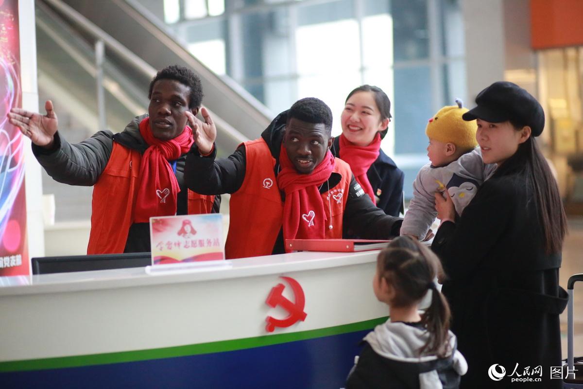 Overseas students volunteer during the Spring Festival travel rush