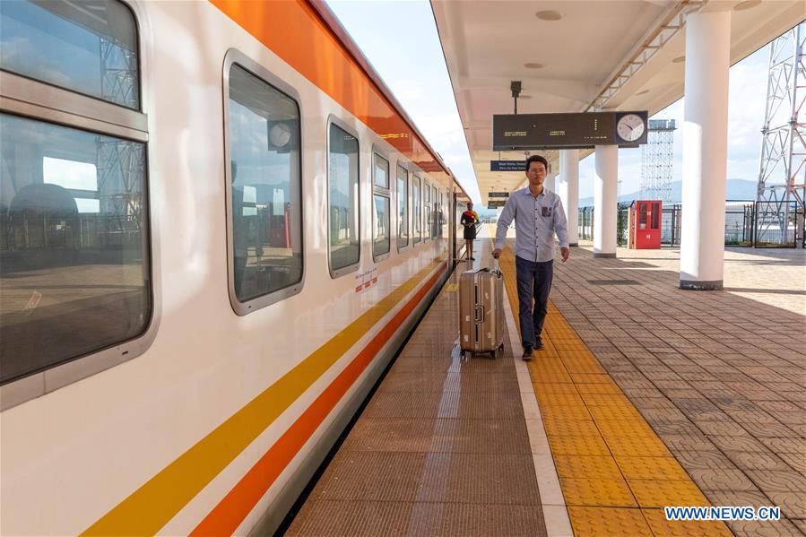 Couple participating in railway project in Kenya returns home for Chinese Lunar New Year