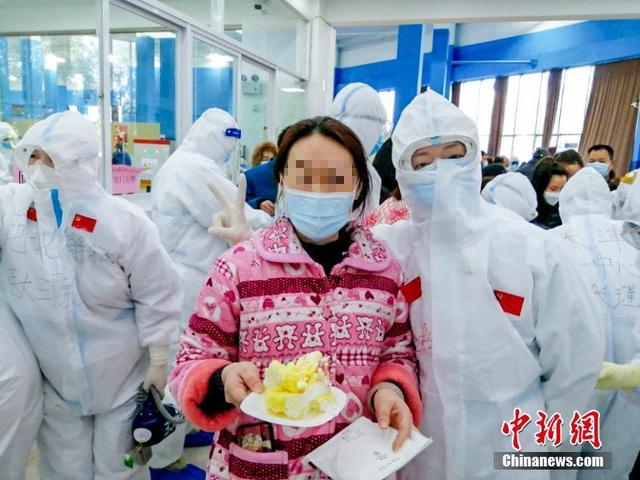 Wuhan Jiangan Fangcang Hospital patients treated to special birthday party