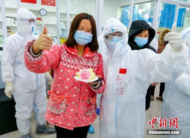 Wuhan Jiangan Fangcang Hospital patients treated to special birthday party