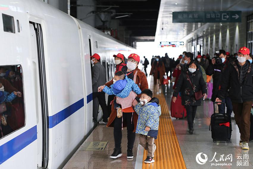 Migrant workers board the train. (People’s Daily Online/Li Faxing)