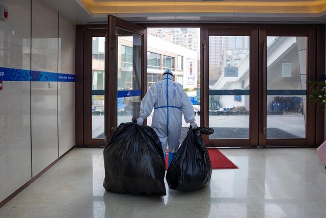 Patients and medical workers bid farewell before final Fangcang makeshift hospital shuts down