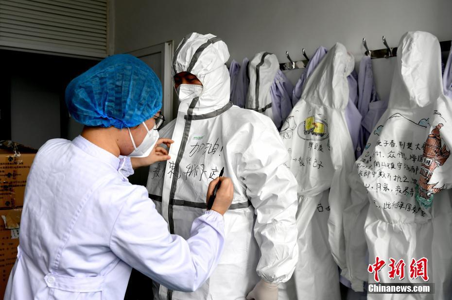 Wuhan nurse draws local snacks, landmarks, popular cartoon images on protective suits, conveying hope amid epidemic