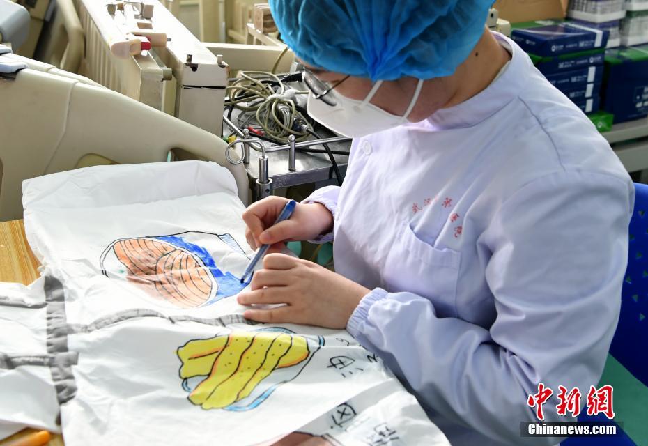 Wuhan nurse draws local snacks, landmarks, popular cartoon images on protective suits, conveying hope amid epidemic