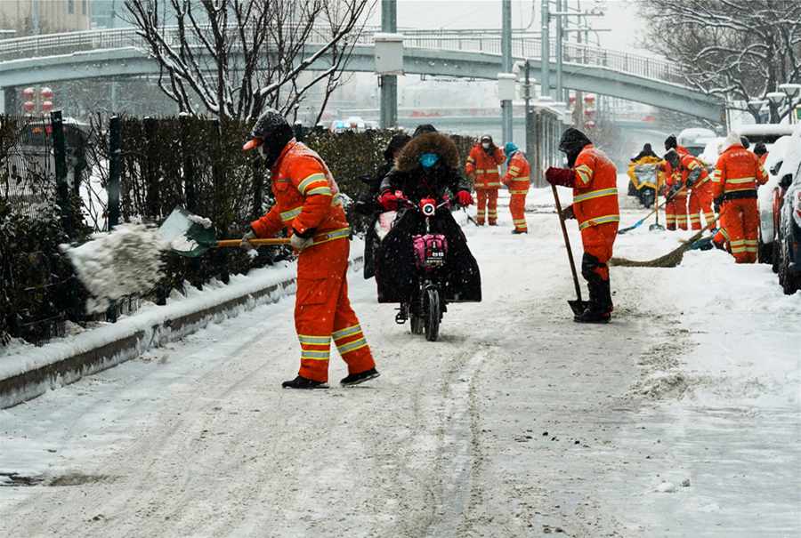 Beijingers stick to their posts despite epidemic outbreak