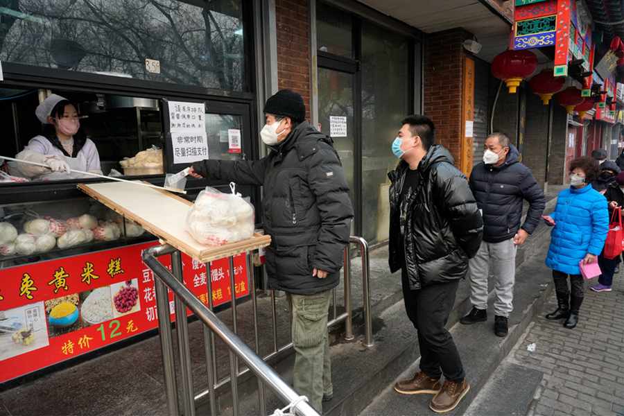 Beijingers stick to their posts despite epidemic outbreak