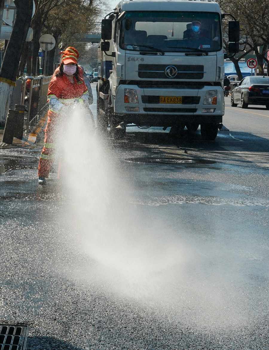 Beijingers stick to their posts despite epidemic outbreak