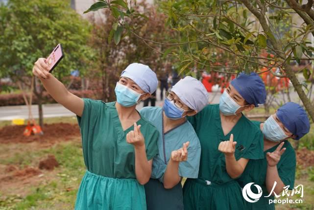 Medical teams that helped Wuhan plant ‘Thanksgiving Wood'