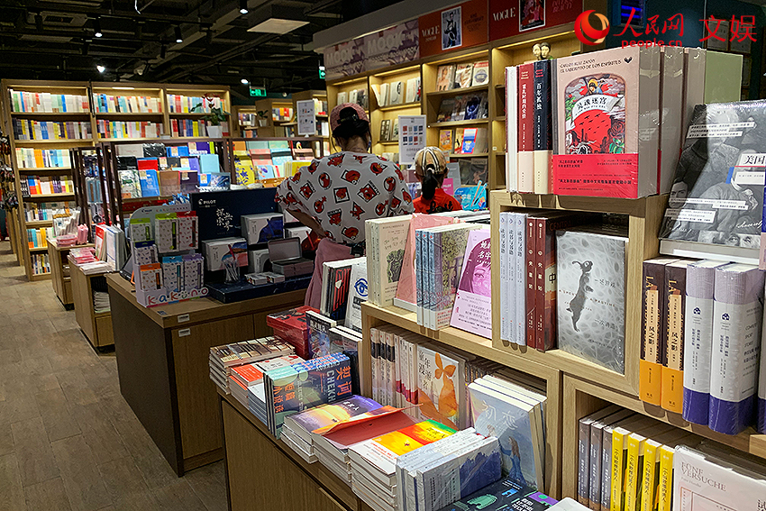 Beijing residents head to bookstores and parks as spring beckons