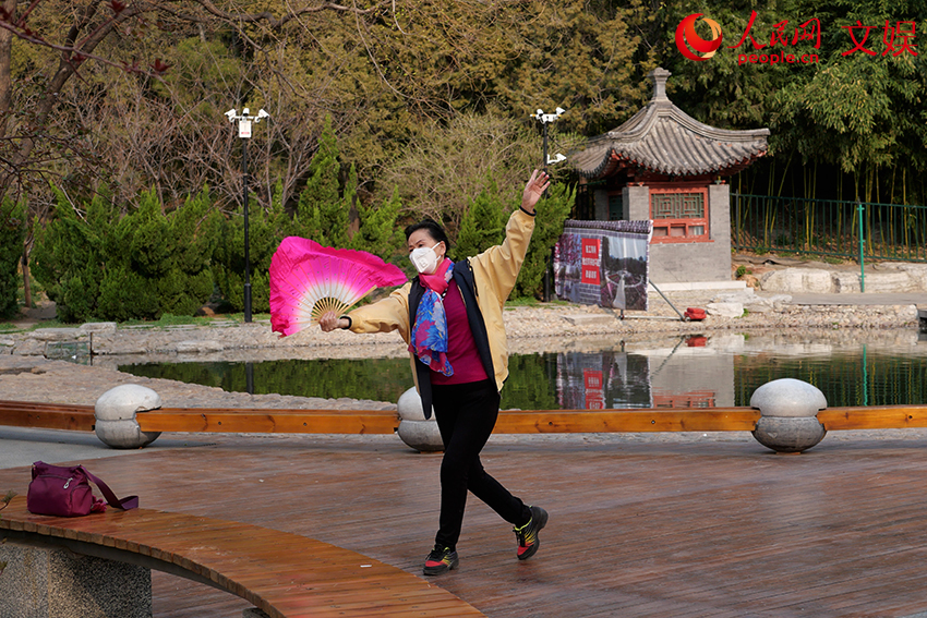 Beijing residents head to bookstores and parks as spring beckons