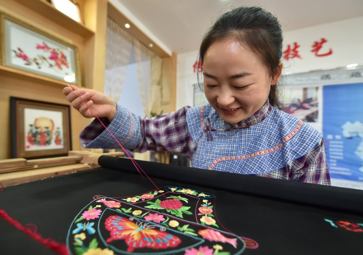 Miao embroidery creates 500,000 jobs for women in SW China’s Guizhou province