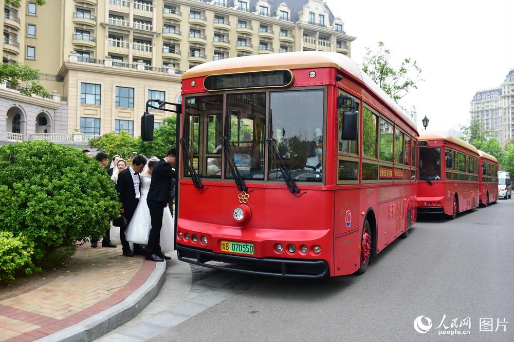 Qingdao holds mass wedding for virus fighters