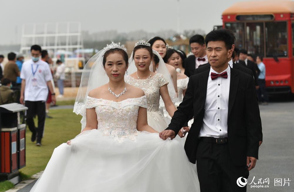 Qingdao holds mass wedding for virus fighters