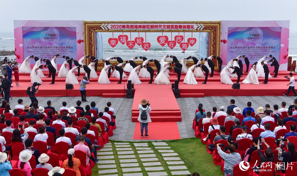 Qingdao holds mass wedding for virus fighters