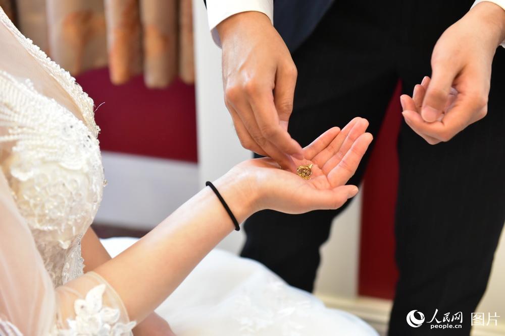 Qingdao holds mass wedding for virus fighters