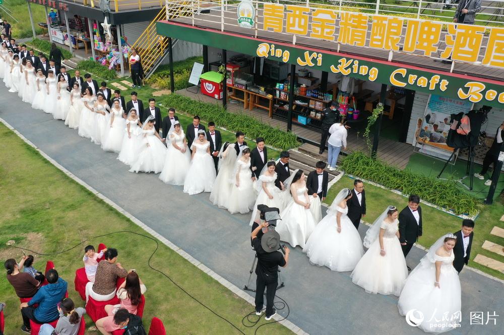 Qingdao holds mass wedding for virus fighters