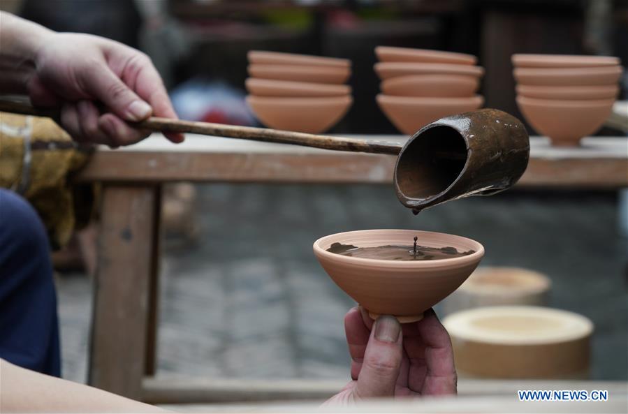 Pic story of porcelain leaf cup maker in Jiangxi