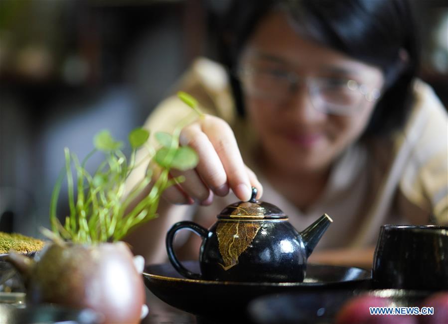 Pic story of porcelain leaf cup maker in Jiangxi