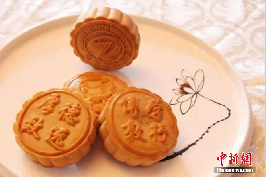 University in E China’s Zhejiang bakes creative souvenir cakes for graduating students