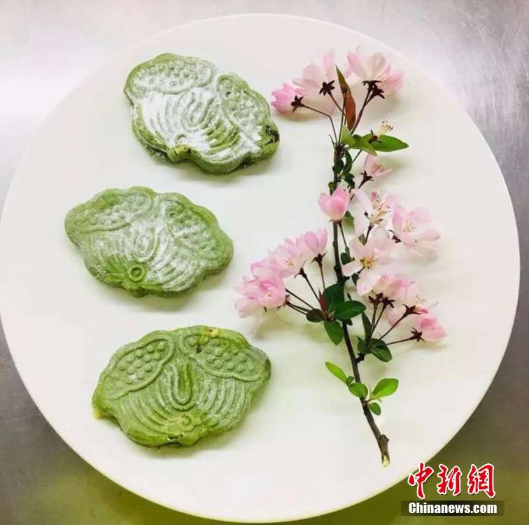 University in E China’s Zhejiang bakes creative souvenir cakes for graduating students