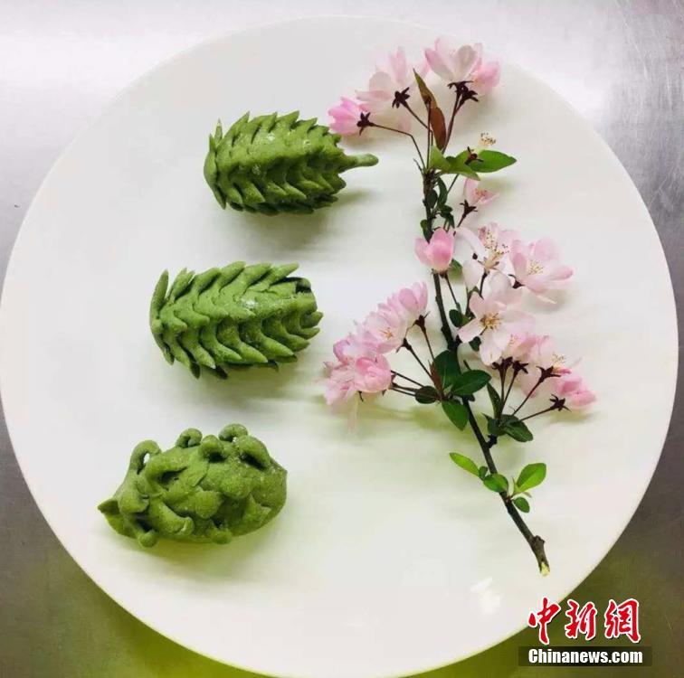 University in E China’s Zhejiang bakes creative souvenir cakes for graduating students