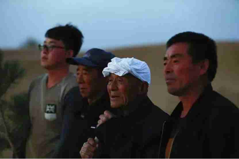 Chinese people make desert disappear by planting trees in afforestation efforts